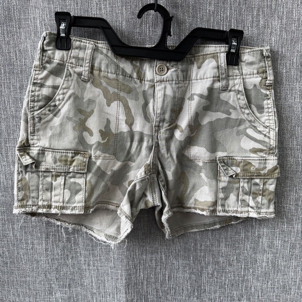 Faded Glory Womens Camo Cargo Shorts Size 6 Gray Green Raw Hem 6 pockets